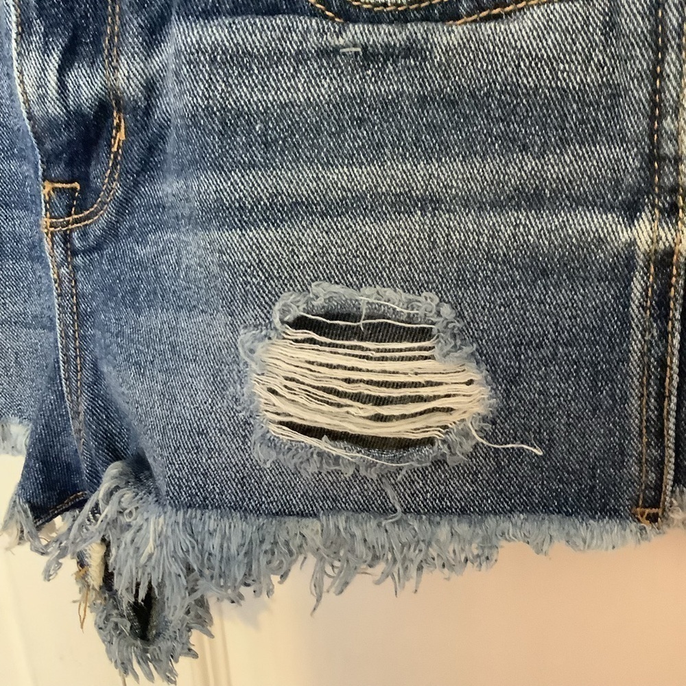 Bullhead women’s denim distressed high rise cut off shorts. Size 28 - Picture 3 of 7